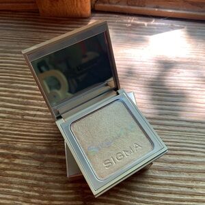 🎉HP🎉New Sigma Beauty Highlighter Golden Hour